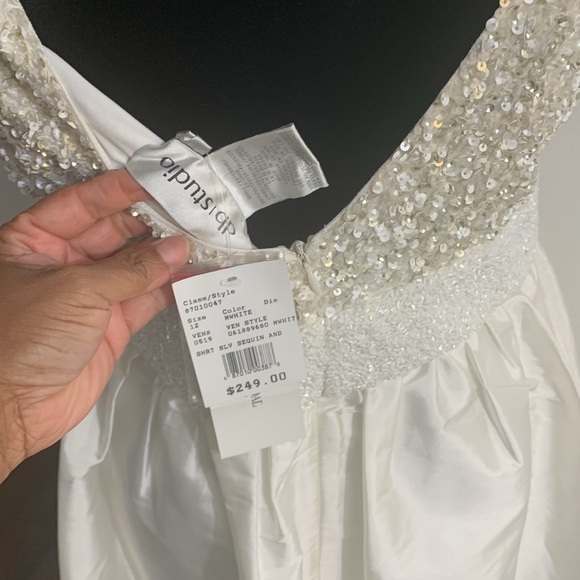 White baby doll dress with sequins at the top and beading along the waistband - Picture 4 of 4